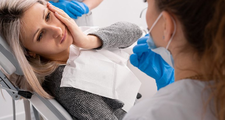 Lady has oral pain in dentist’s chair